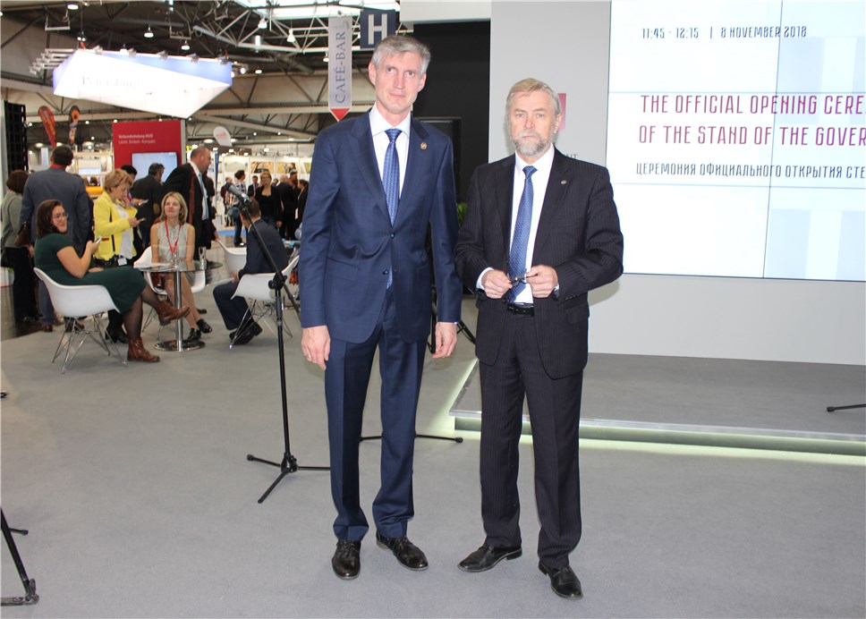 Денис Кирис и Сергей Логинов на выставке. Фото: ОП РФ