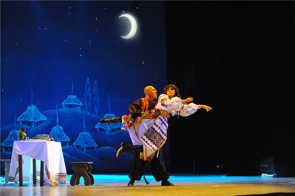 Сцена из спектакля "Ночь перед Рождеством". Фото: сайт Амурского театра драмы