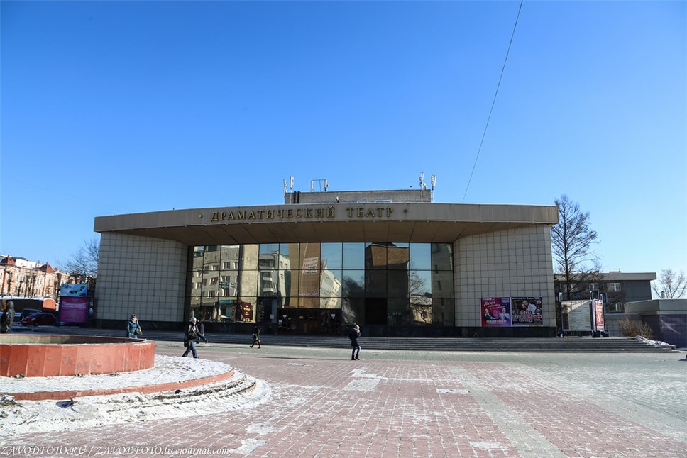 Сенатор Баир Жамсуев поздравил коллектив Забайкальского драмтеатра с возвращение