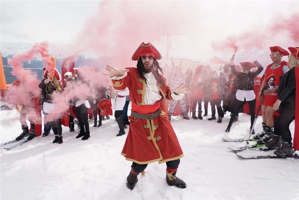 627 человек в карнавальных костюмах спустились на лыжах и сноубордах в Сочи