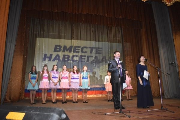 В Сураже отметили пятилетие присоединения Крыма к России митингом-концертом