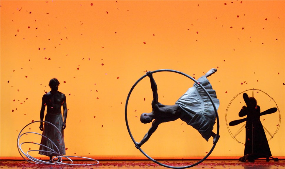 Фото: https://theatreolympics2019.com/Viviana Cangialosi, Comagni Finzi Pasca/Сцена из спектакля "Донка. Послание Чехову".