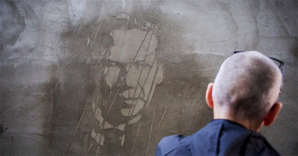 Уличный художник Зум и дождь создают галерею портретов репрессированных деятелей культуры