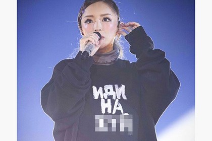 Популярная японская певица надела на выступление толстовку с русской матерной надписью