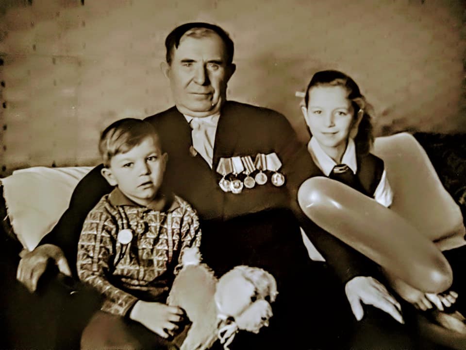 Илья Семёнович Борисов с внуками Сашей и Мариной. Фото: из архива Алисы Агранат