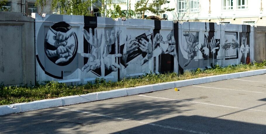 Омские художники нарисовали граффити с сурдопереводом
