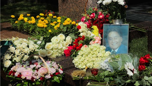 В Москве открыли памятный знак на могиле поэта Андрея Дементьева