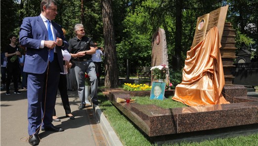 В Москве открыли памятный знак на могиле поэта Андрея Дементьева