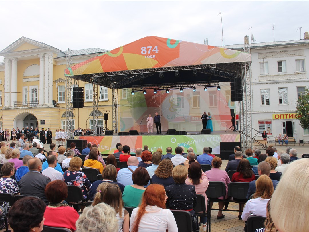 Выступление актёров на центральной площади Ельца
