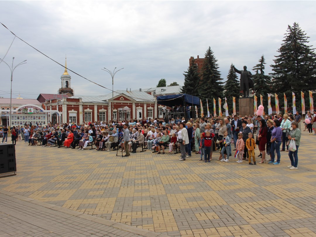 Второе выступление актёров на центральной площади Ельца
