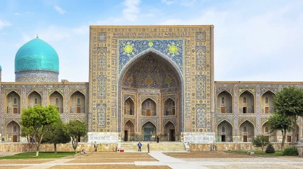 Медресе на площади Регистан в Самарканде. Фото: Depositphotos / alsem