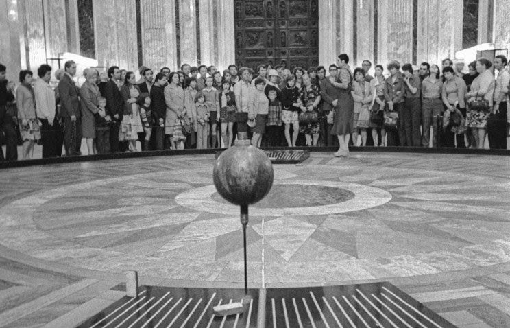 Cнятый 30 лет назад Маятник Фуко покажут в Исаакиевском соборе ...
