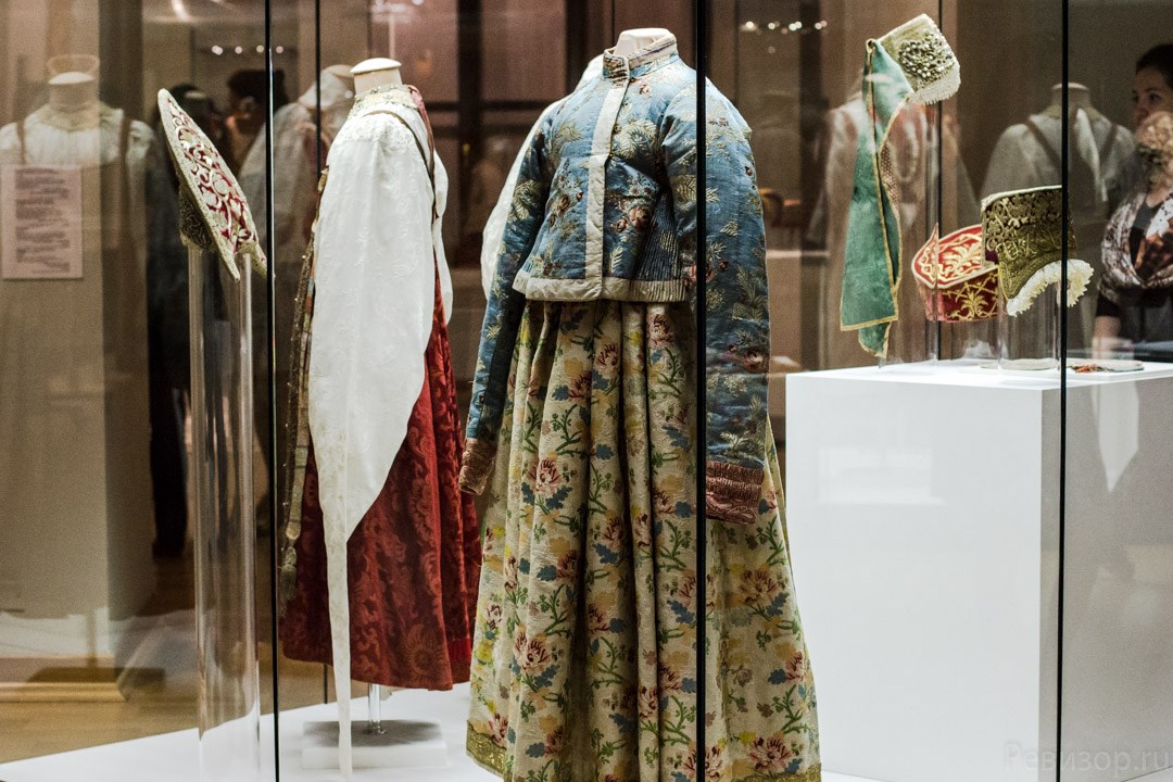 Выставка "Праздничная одежда народов России" в Государственном Историческом музее