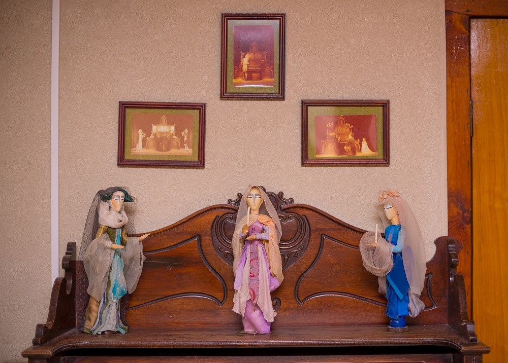 Интерьеры театра. Кругом куклы из прошлых спекталей. Фото: Александр Прошкин