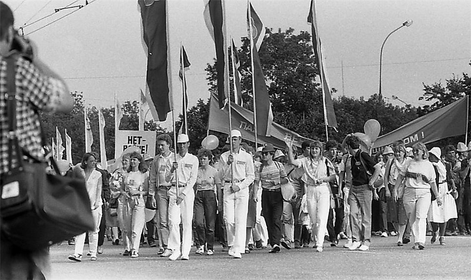 Торжественное шествие в день открытия XII Всемирного фестиваля молодежи и студентов. Москва, 1985. Фото из архива фестиваля