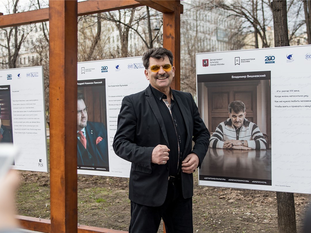 Владимир Вишневский на фоне своего фотопортрета.Фото: Арина Депланьи