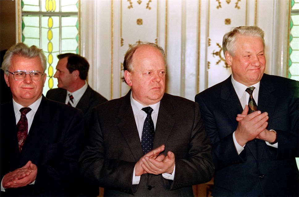 Леонид Кравчук, Станислав Шушкевич (в середине) и Борис Ельцин. Фото: retina.news.mail.ru