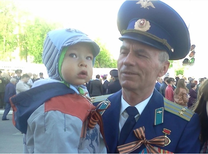 Петр Дикусар с внуком. Фото: RYAZAN.KP.RU